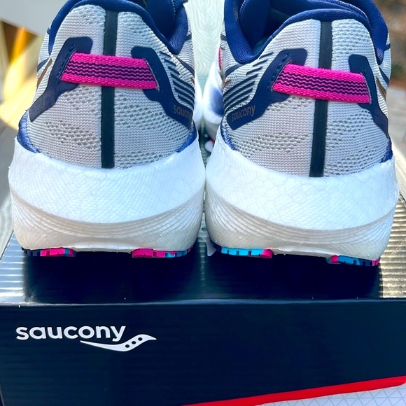 NWT Saucony Triumph 20 Women’s Sneakers!👟👟✨ - Picture 5 of 9